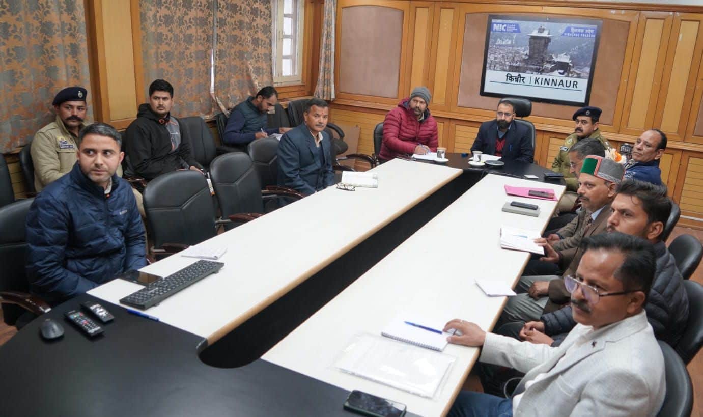 रिकांगपिओ में सडक़ सुरक्षा समिति की बैठक की अध्यक्षता करते उपायुक्त डॉ. अमित कुमार शर्मा। स्रोत 