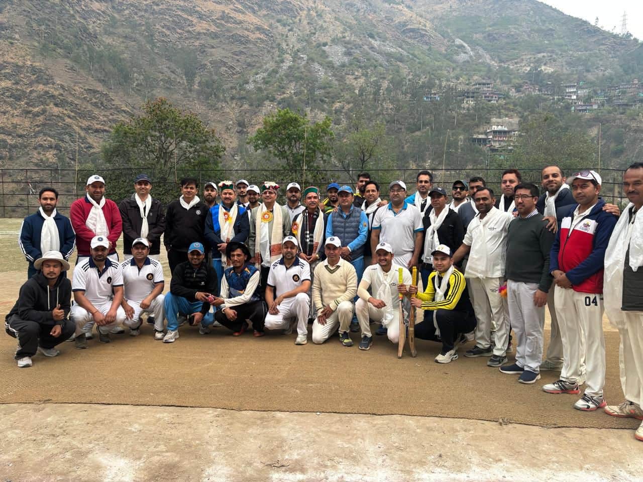 रामपुर कॉलेज में आयोजित वन डे इंटर कॉलेज फैकल्टी क्रिकेट प्रतियोगिता में मुख्य अतिथि के साथ उपस