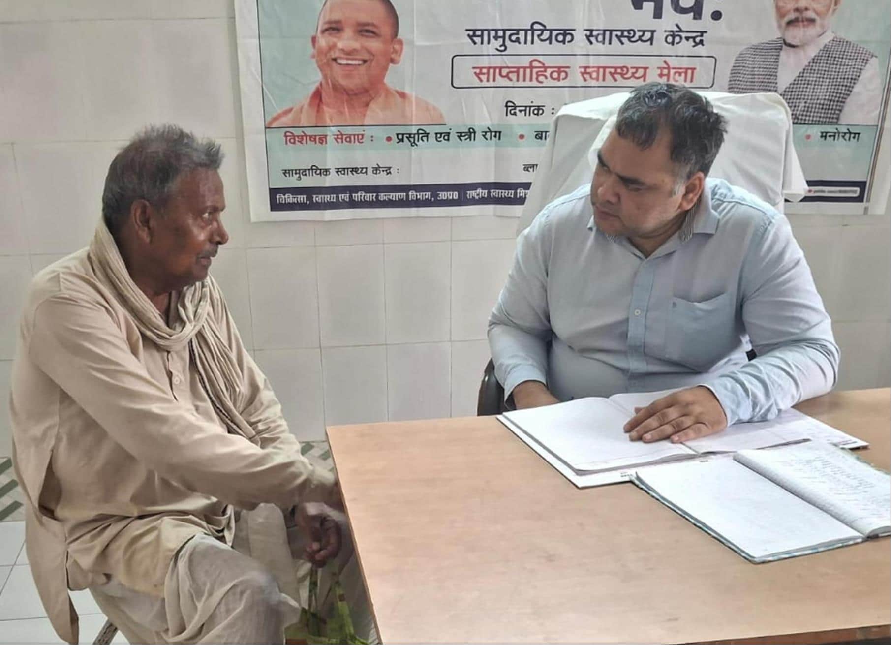  रिसिया के नर्सिंगडीहा प्राथमिक स्वास्थ्य केंद्र पर मरीज देखते चिकित्सक। -संवाद