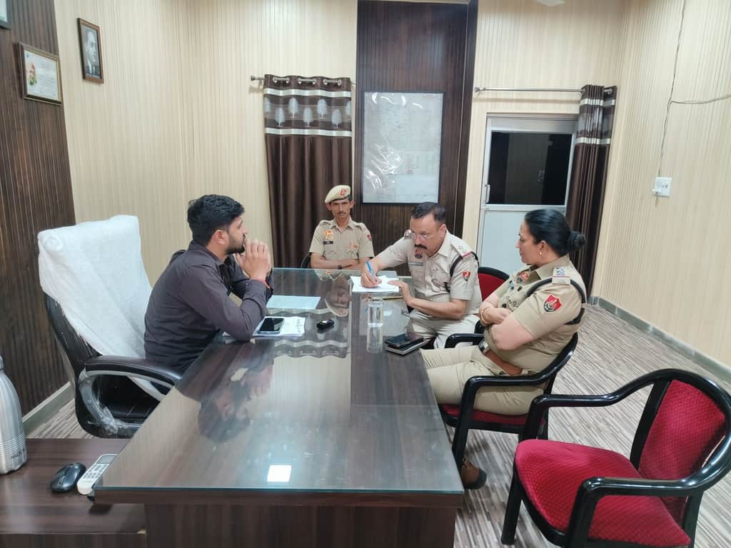 रतिया नगर पालिका सचिव से मामले की जानकारी लेते हुए सिटी थाना अध्यक्ष पुष्पा सिहाग : संवाद