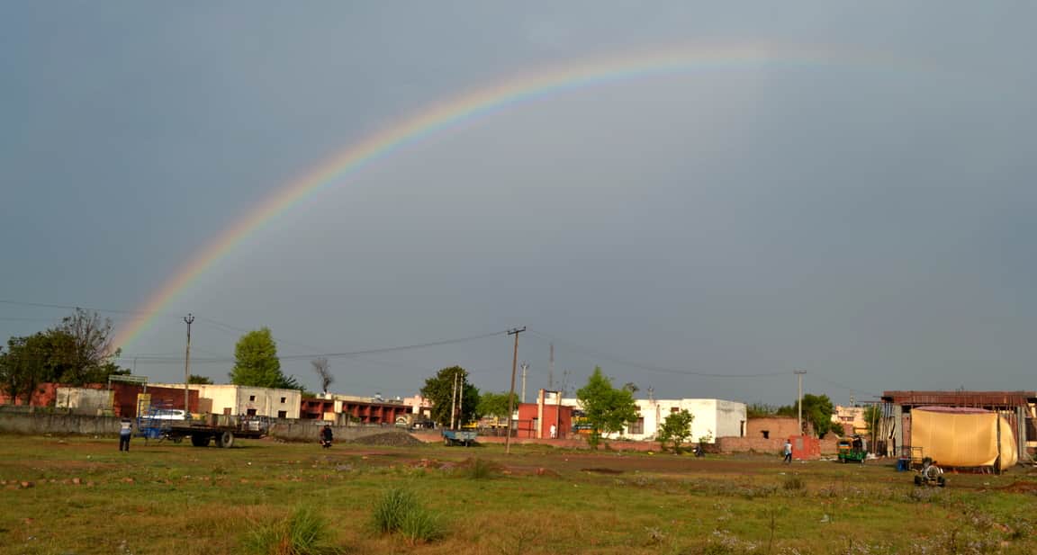 रविवार शाम के समय बड़ा गांव में बारिश के बाद आकाश में बना इंद्र धनुष। संवाद