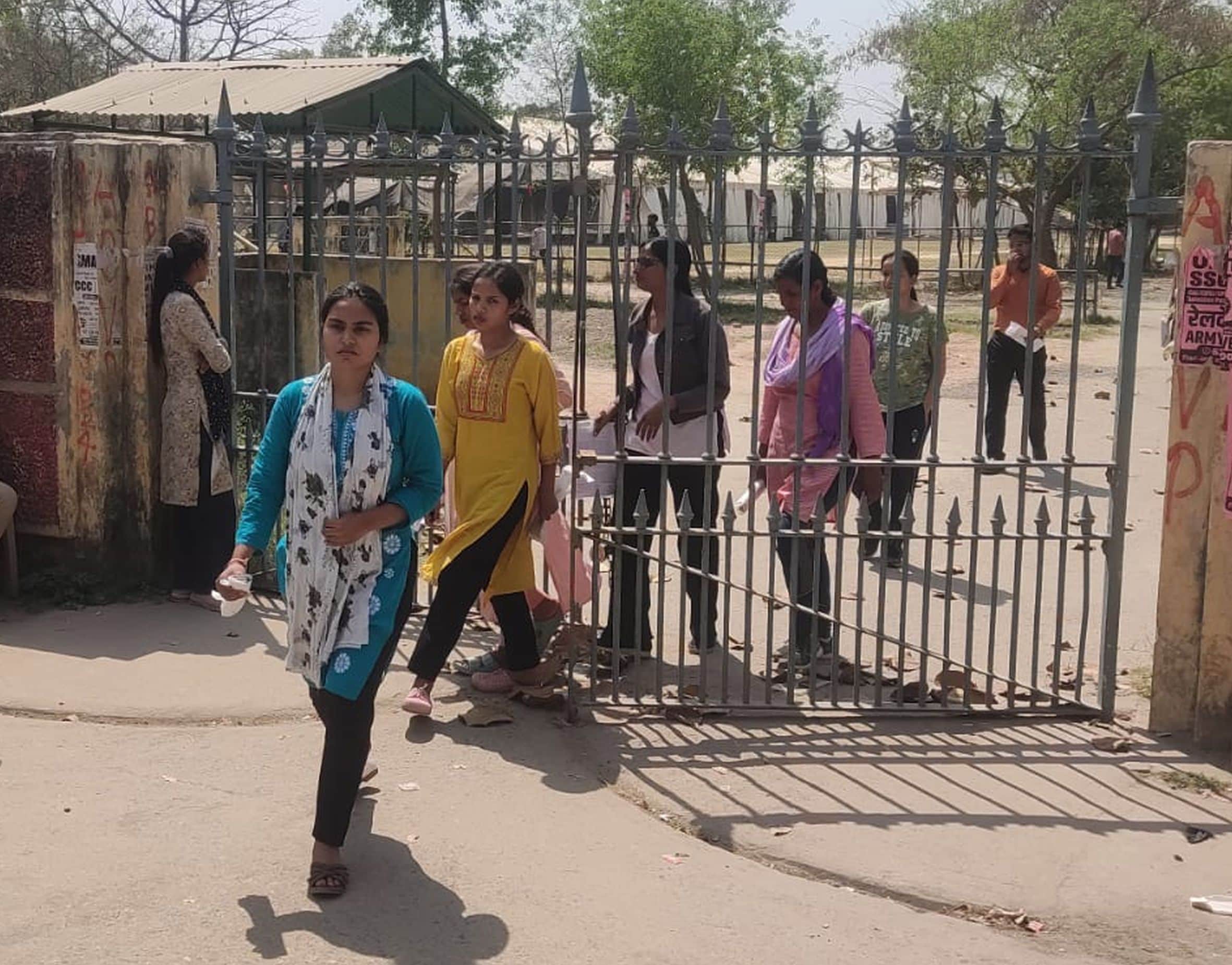 रायबरेली में एफजी कॉलेज परीक्षा के से बाहर निकलते अभ्यर्थी। 