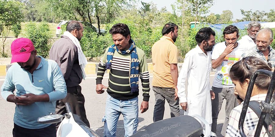 सडक हादसें के बाद जमा लोग। संवाद