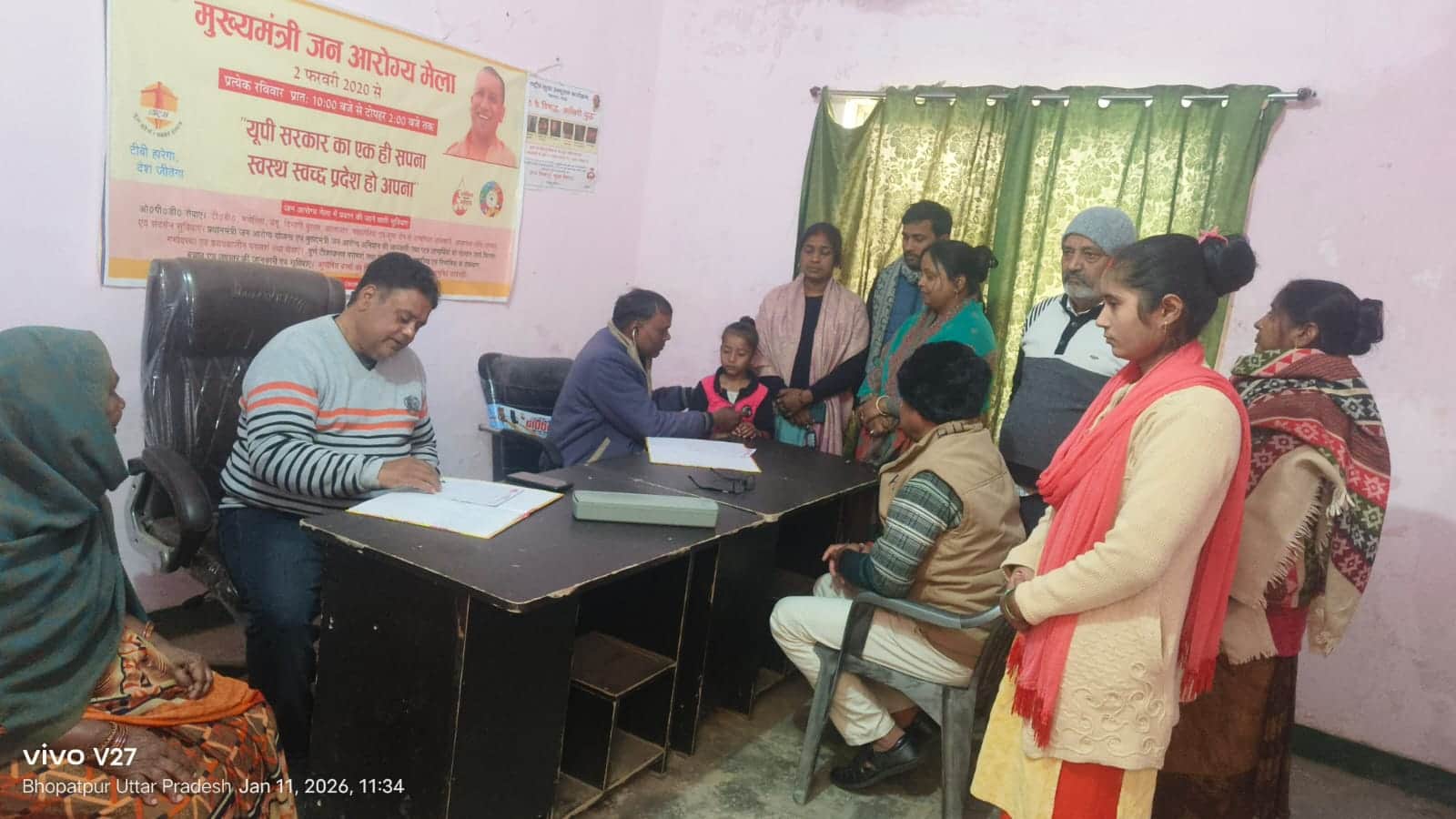 सीएम आरोग्य मेले में प्राथमिक स्वास्थ्य केंद्र भातकोल में मरीजों को देखते चिकित्सक।संवाद