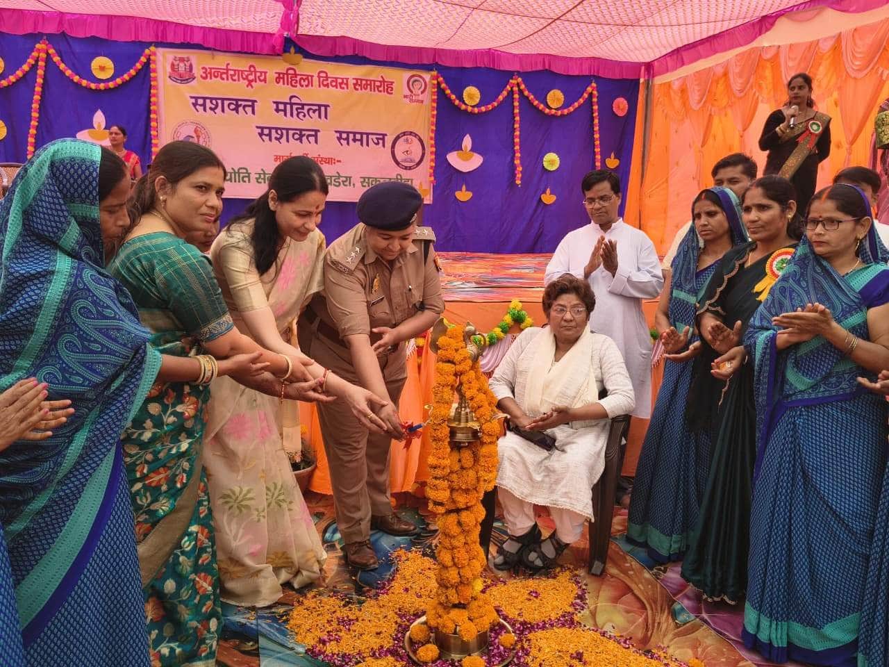 सकलडीहा के खड़ेहरा में अमर ज्योति केंद्र में दीप प्रज्ज्वलित कर कार्यक्रम का शुभारंभ करतीं सीओ 