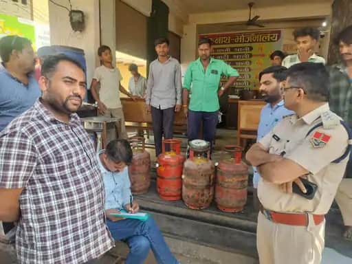 LPG Crisis: Administration Takes Action Against Illegal Use of Domestic Gas; 4 Cylinders Seized in Salumber