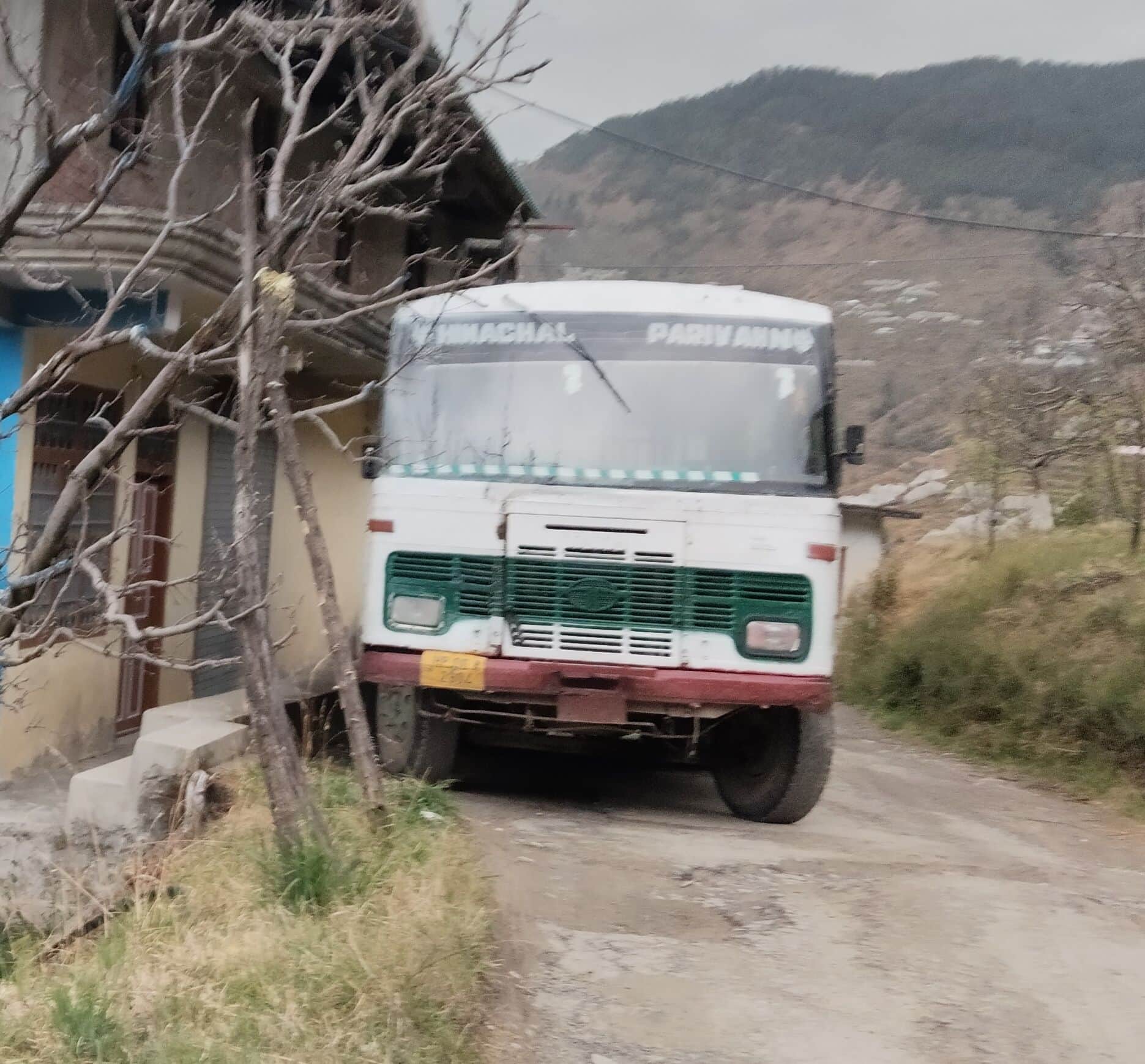 सोमवार को आनी-जाबो रूट पर चलने वाली बस रास्ते में हुई खराब। संवाद