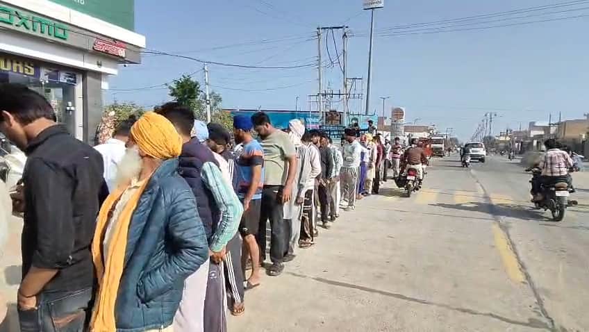 सोमवार को भारत गैस एजेंसी के बाहर लगी सिलेंडर लेने वालों की लाइन:संवाद