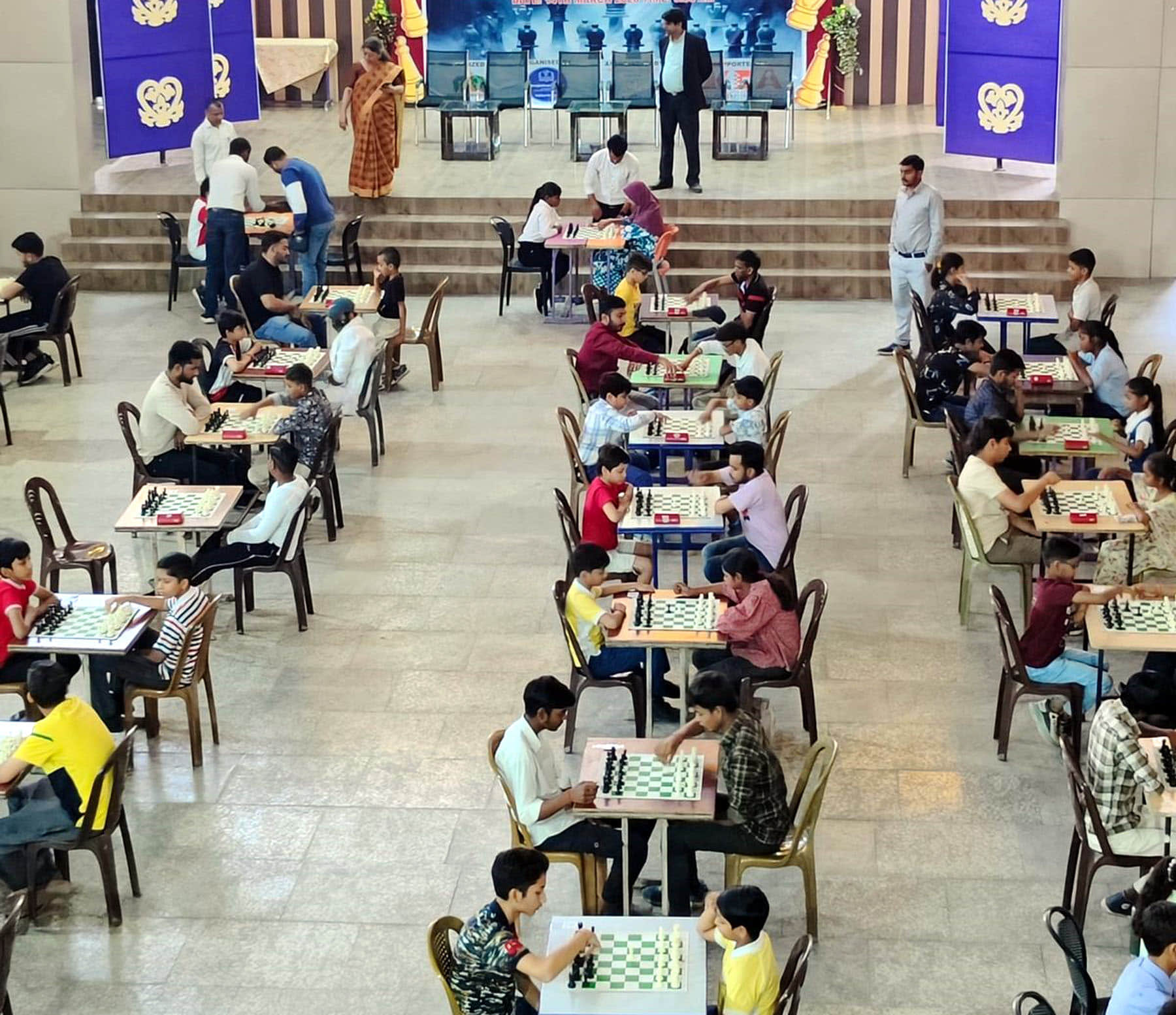 सनबीम स्कूल में ओपन रैपिड शतरंज प्रतियोगिता में हिस्सा लेते खिलाड़ी। स्रोत- स्कूल