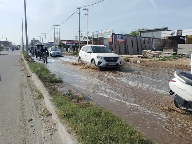 सनौली रोड पर सड़क पर जमा दूषित पानी। संवाद