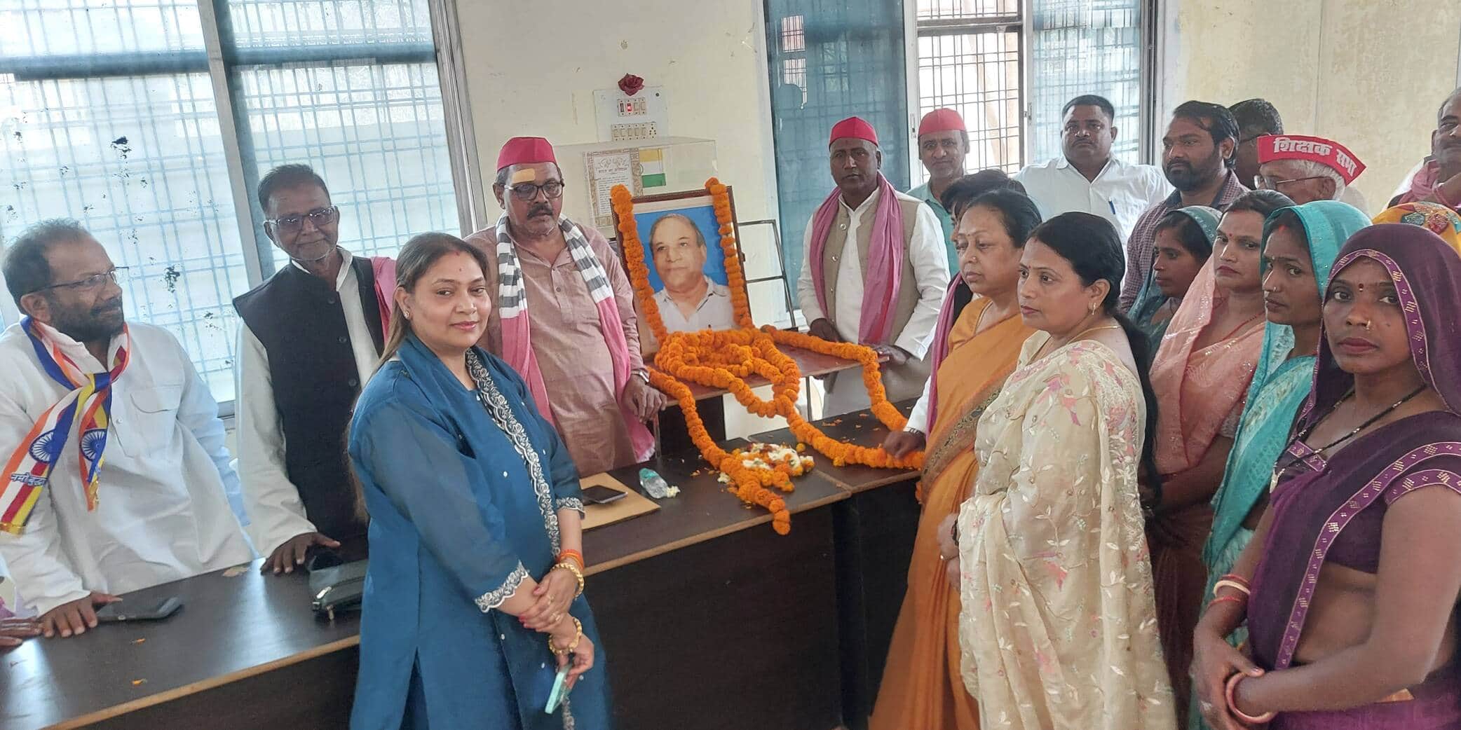 सपा कार्यालय पर मान्यवर कांशीराम की जयन्ती मनाते पदाधिकारी। स्रोत सपा