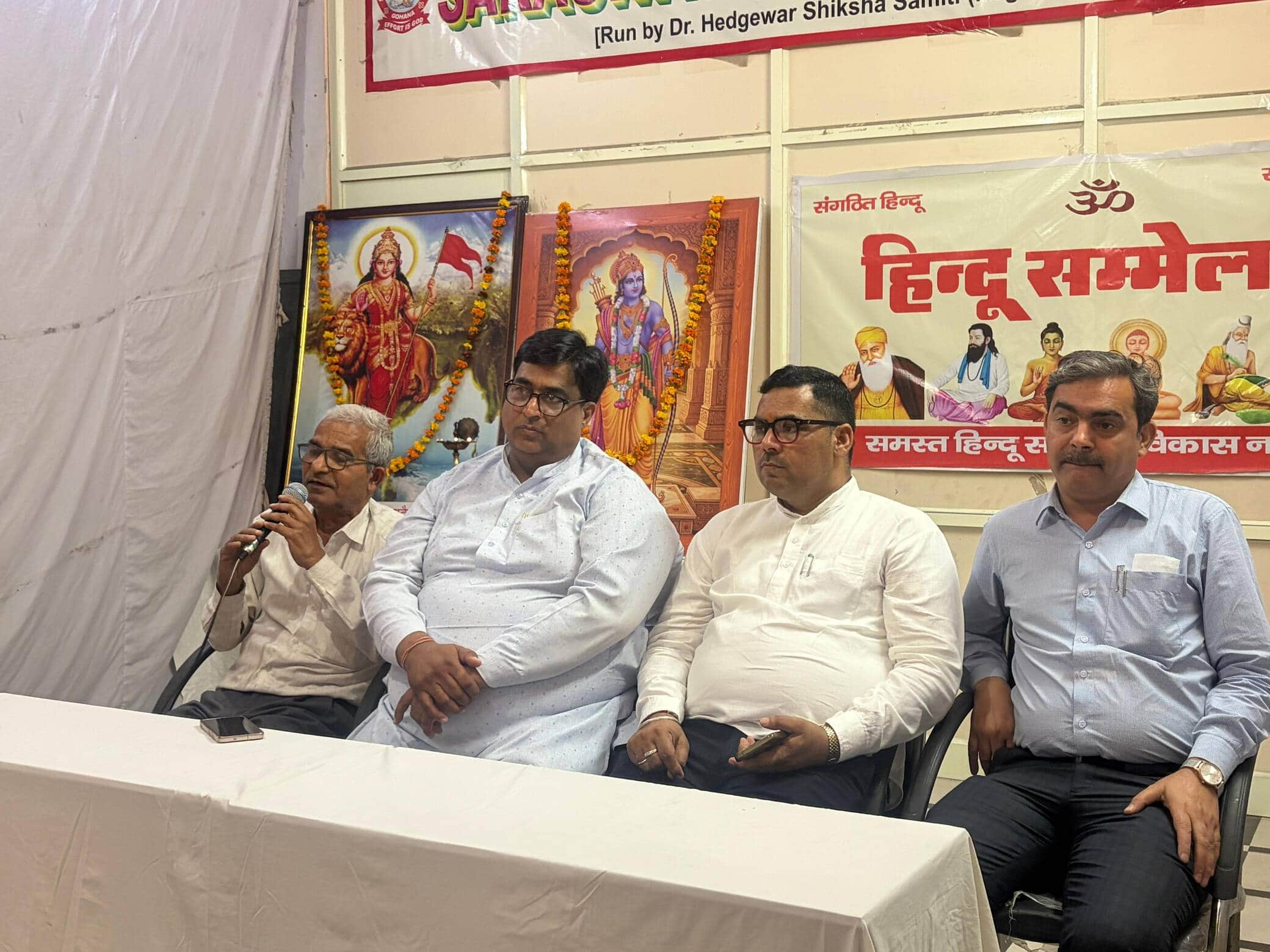 सरस्वती विद्या निकेतन में आयोजित हिंदू सम्मेलन में अपनी बात रखते वक्ता। स्रोत : संस्था 