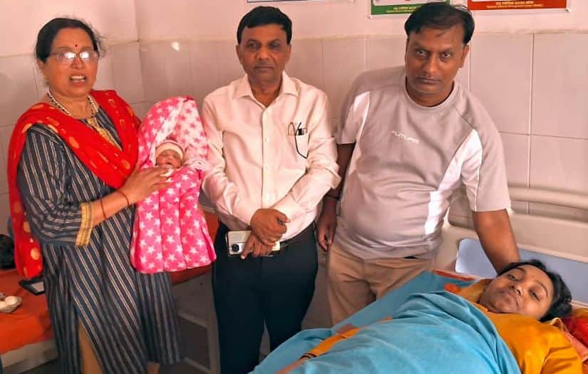 सिराथू सीएचसी में प्रसूता से उनका हाल जानते सीएमओ।  स्रोत : विभाग