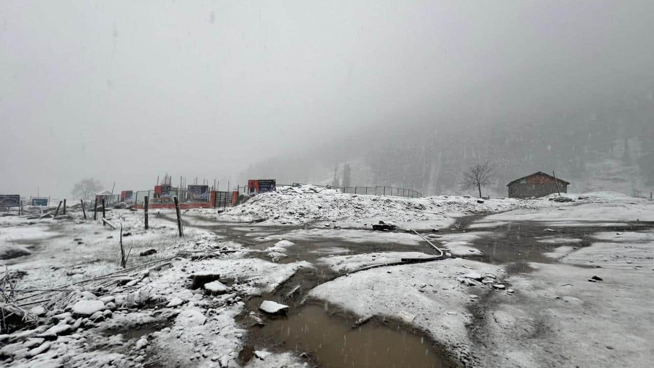 सरथल में दोपहर में गिरे बर्फ के फाहेसंवाद