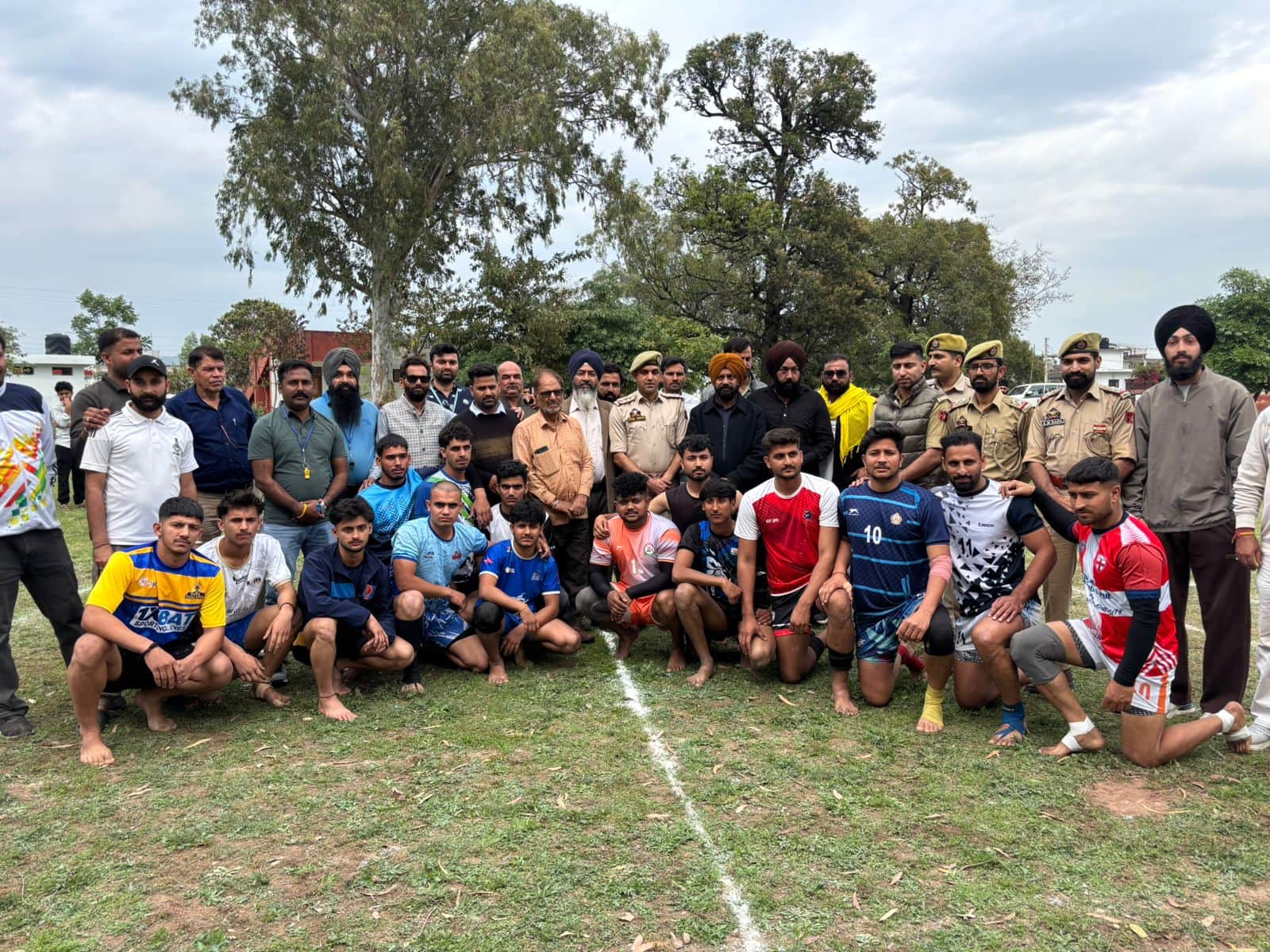 सिविक एक्शन कार्यक्रम के तहत पुलिस की ओर से करवाई गई प्रतियोगता के प्रतिभागियों को किया गया सम्