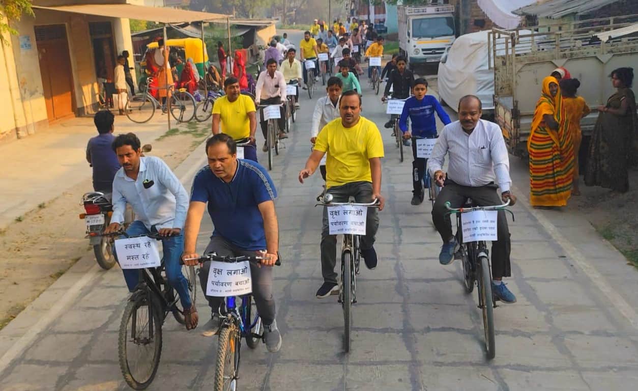 स्वास्थ्य जागरूकता साइकिल यात्रा में शामिल लोग। स्रोत संगठन
