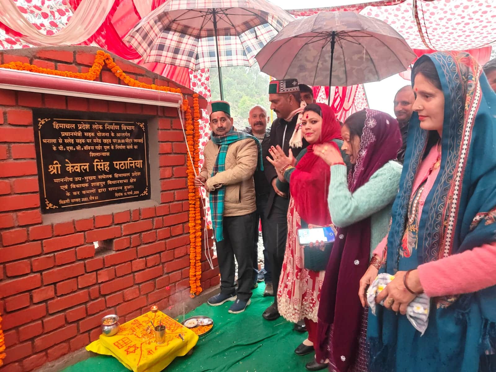 शाहपुर के तहत भनाला-रूलेड सड़क पर बनने वाले पुल का शिलान्यास करते विधायक केवल सिंह पठानिया। -स्