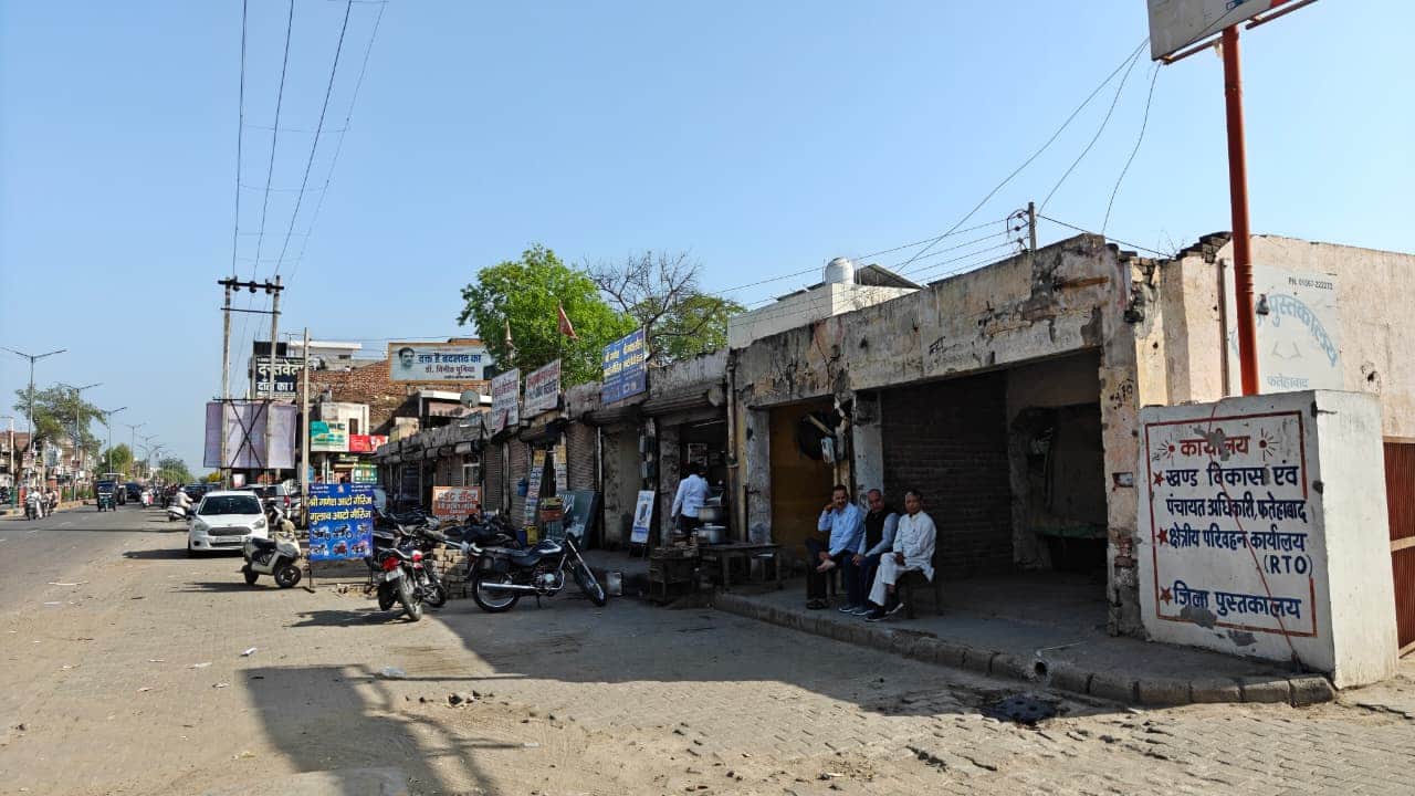 शहर के मुख्य रोड पर स्थित खंड विकास एवं पंचायत अधिकारी कार्यालय के परिसर में बनी दुकानें। सं