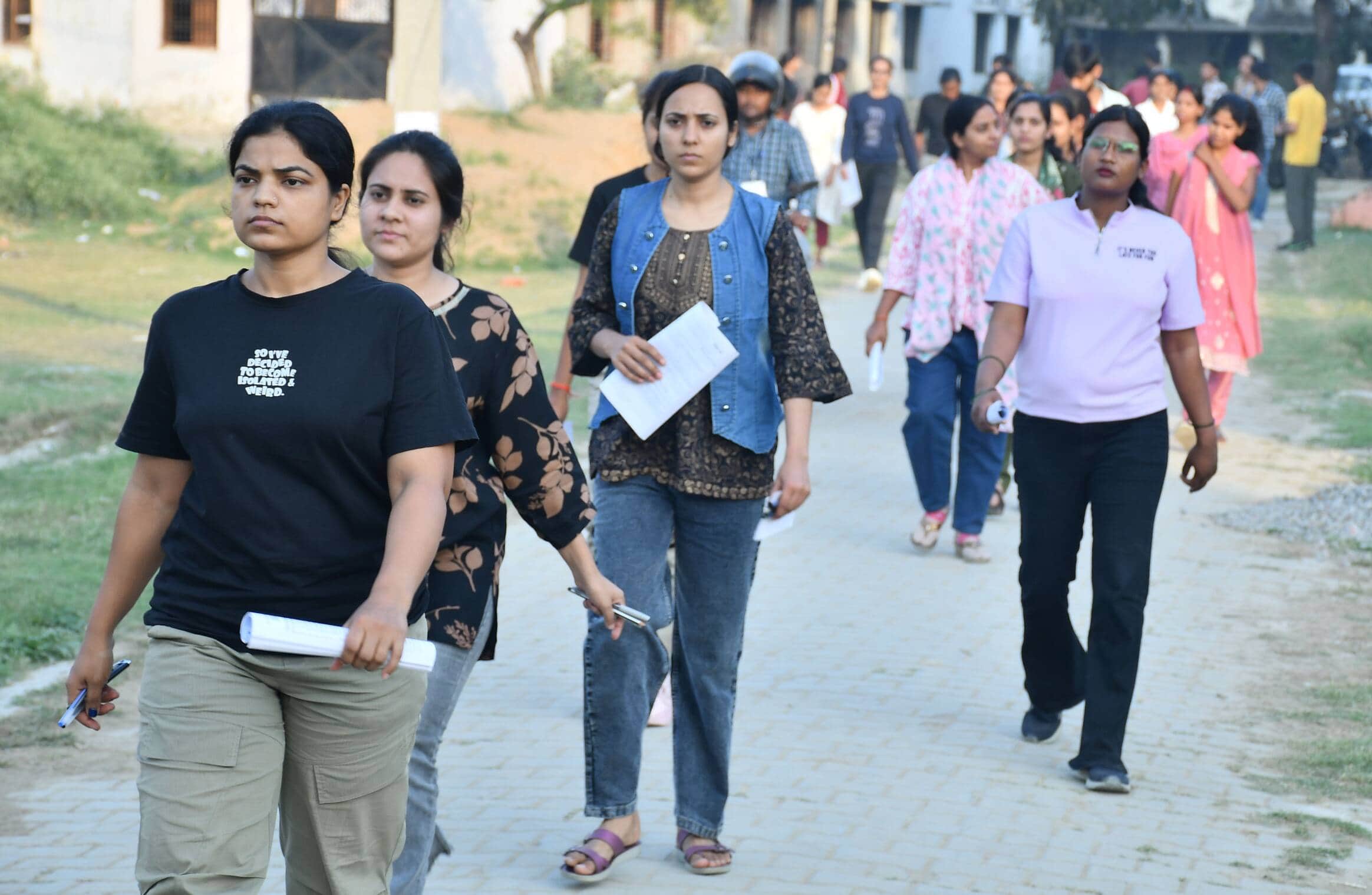 शहर के सिंघेश्वरी इंटर कालेज में भर्ती परीक्षा को देखकर बाहर निकलते विद्यार्थी। संवाद