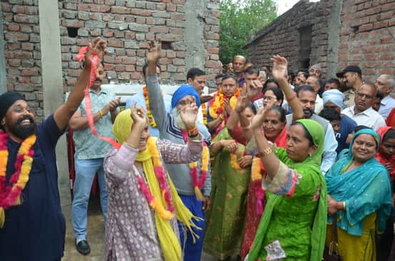 शहर के वार्ड 21 में पहली बार पक्की गली बनने पर ढोल की थाप पर झूमते लोग। संवाद