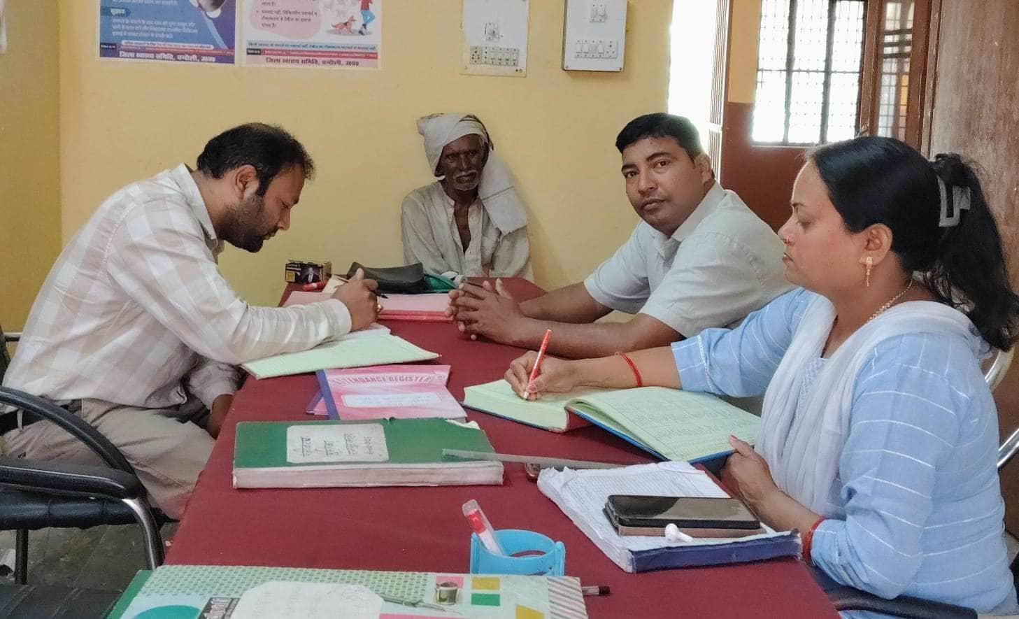 शहरनामा की फोटो-----चकिया के रामपुर कला प्राथमिक स्वास्थ्य केंद्र पर आरोग्य मेला में उपस्थित स