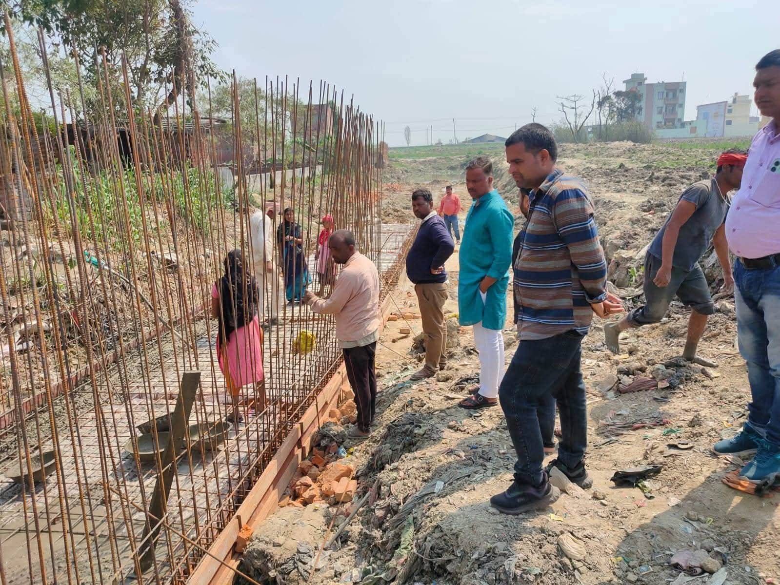 शोहरतगढ़ नगर पंचायत में नाला का निर्माण चल रहा। संवाद