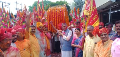 Crowds gathered in large numbers for Shyam Baba Nishana Yatra, showering flowers from rooftops