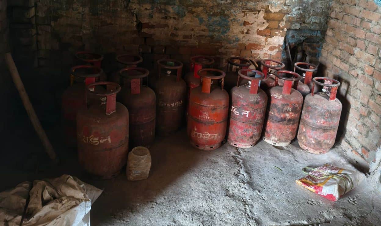शोहरतगढ़ क्षेत्र के टीकम गांव में गैस सिलेंडर का अवैध भंडार। स्रोत विज्ञप्ति