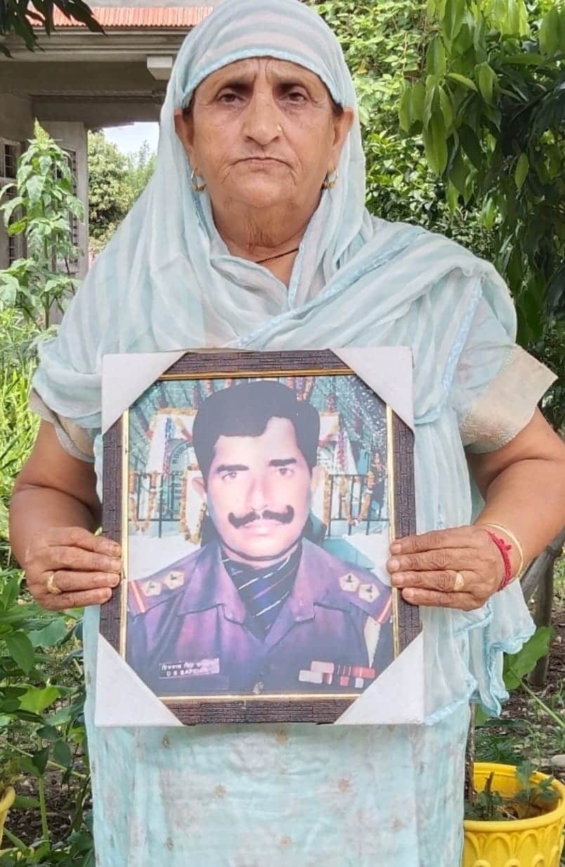 शहीद दिलबाग सिंह सपेहियाकी तस्वीर के साथ वीरनारी राजकुमारी। जागरूक पाठक