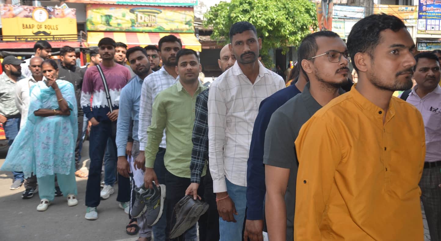 यूपी पुलिस दरोगा भर्ती के लिए अभ्यर्थियों की लगी लाइन । संवाद
