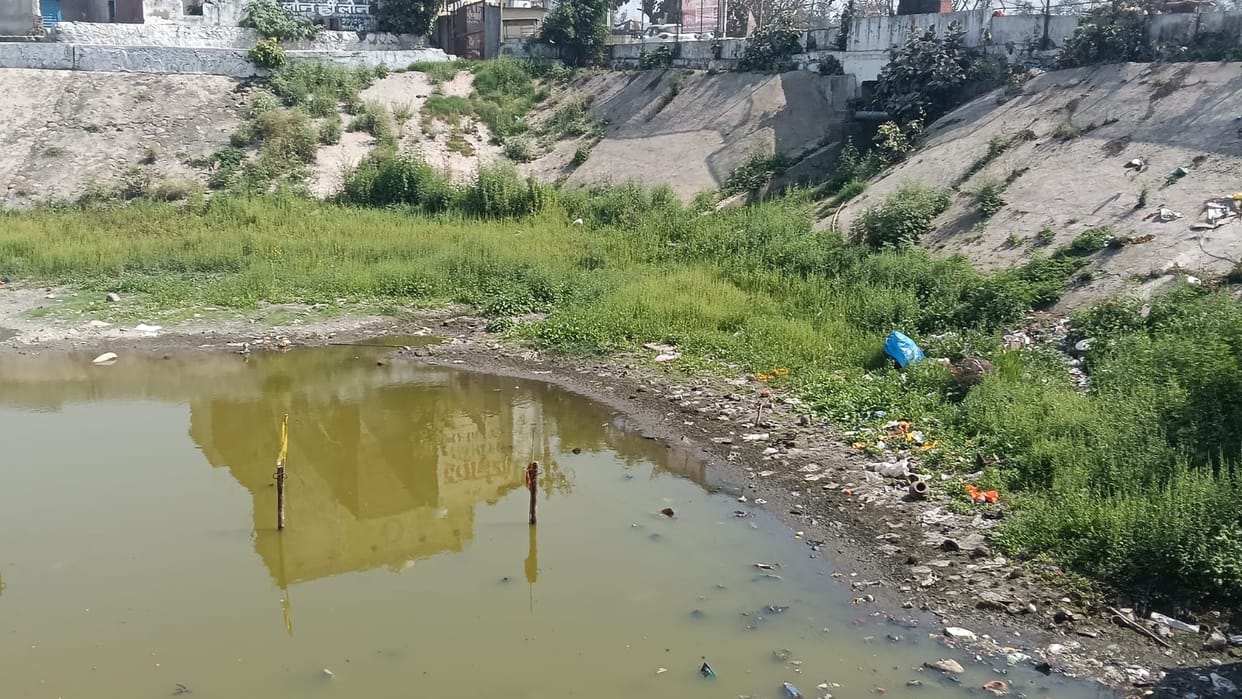The pond of Sheetla Baba Dera is in bad shape, the walls are dilapidated.