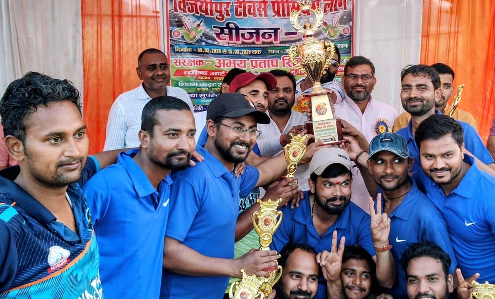 फ़ोटो-42-मैन ऑफ द मैच को ट्रॉफी देकर सम्मानित करते आयोजक। संवाद