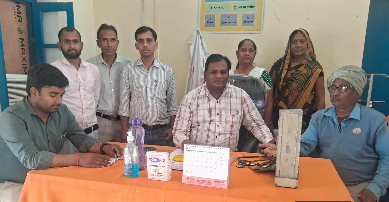 तेजीबाज़ार, जन आरोग्य मेले में मरीज का चेकअप करते चिकित्साधिकारी डॉ. श्री निवास निगम। स्रोत-संव