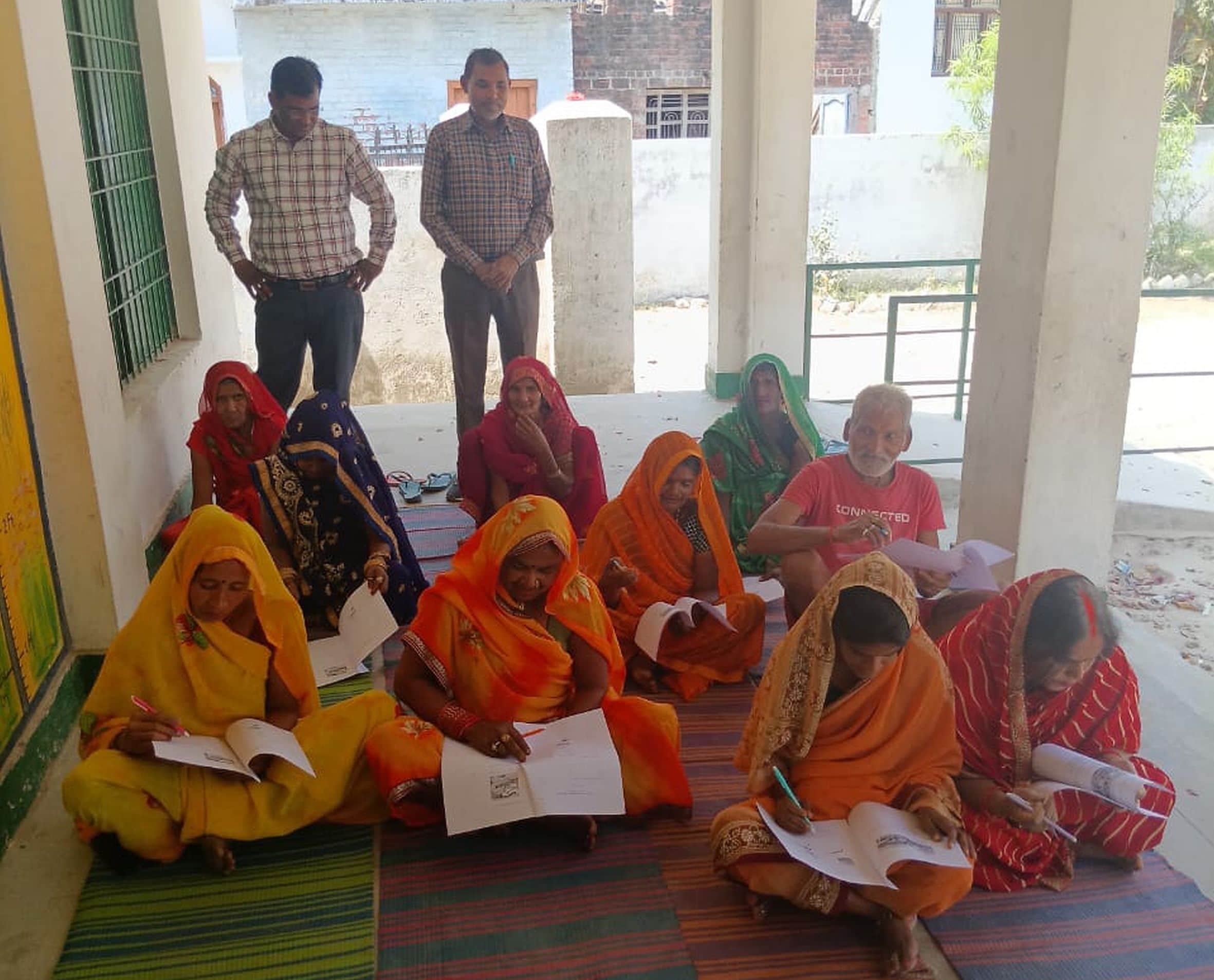  तिलोई के बारकोट स्थित प्राथमिक विद्यालय में साक्षरता परीक्षा देते बुजुर्ग। स्रोत : विभाग