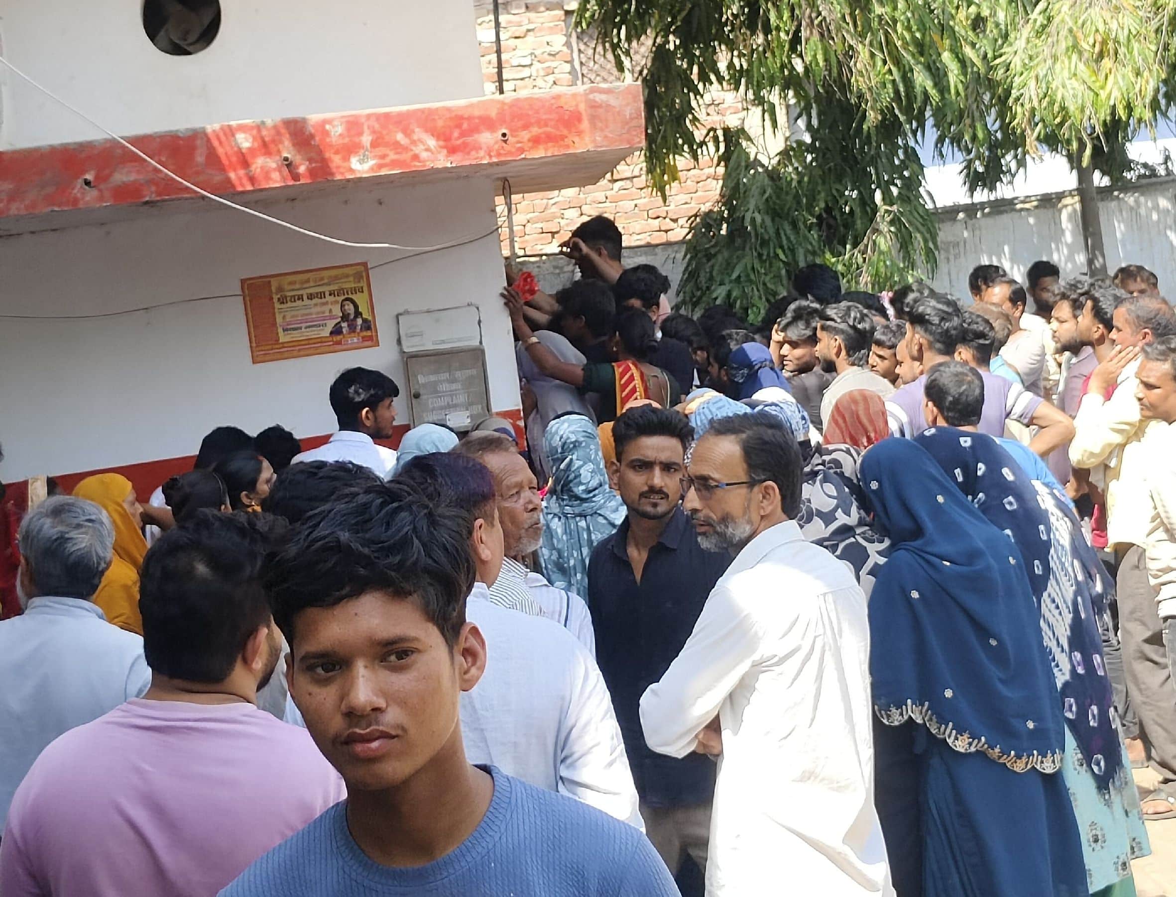  तिलोई स्थित गैस एजेंसी पर सिलिंडर लेने के लिए मौजूद उपभोक्ता। -संवाद