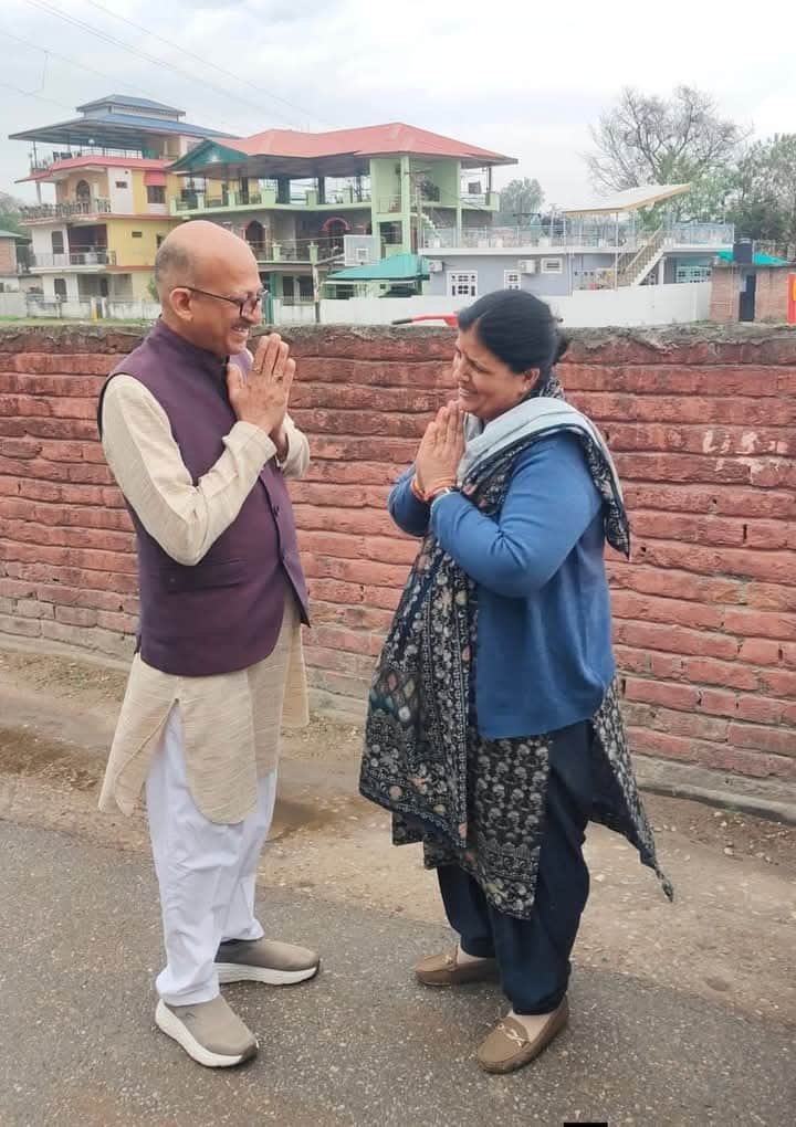 : देहरा शहर में आमने-सामने आने पर कांग्रेस विधायक कमलेश ठाकुर और पूर्व विधायक होशियार सिंह  एक-