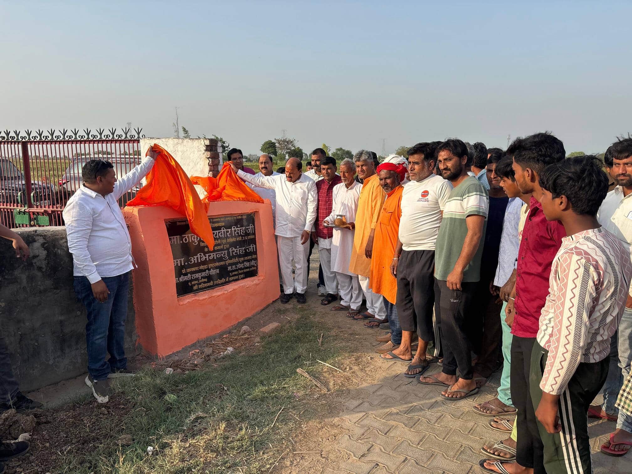 थानपुर में इंंटरलांकिंग सड़क का लोकार्पण करते विधायक ठा. जयवीर सिंह। संवाद 