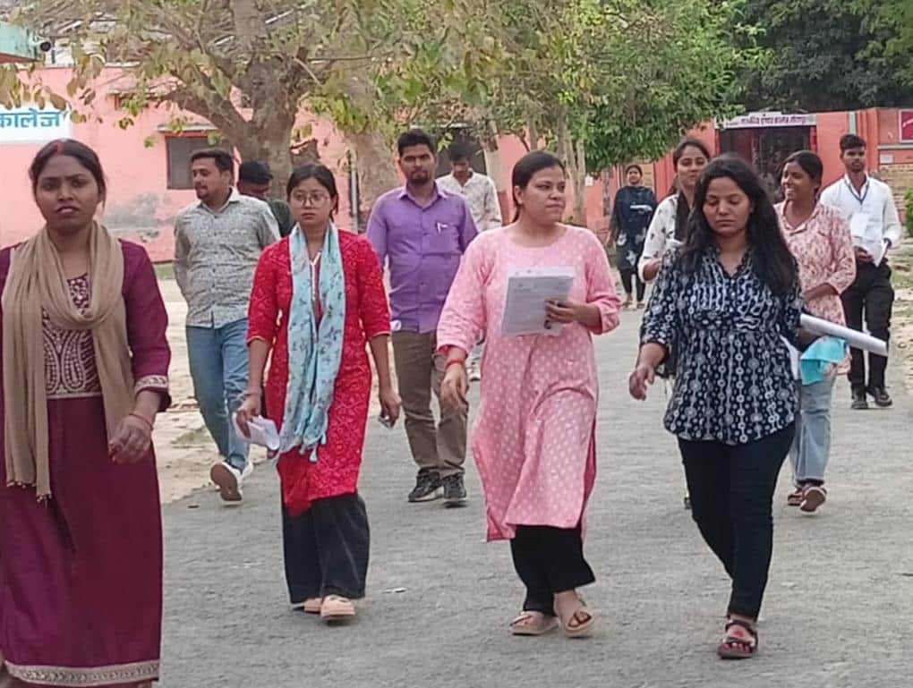 दरोगा भर्ती की परीक्षा देकर निकलते अभ्यर्थी।