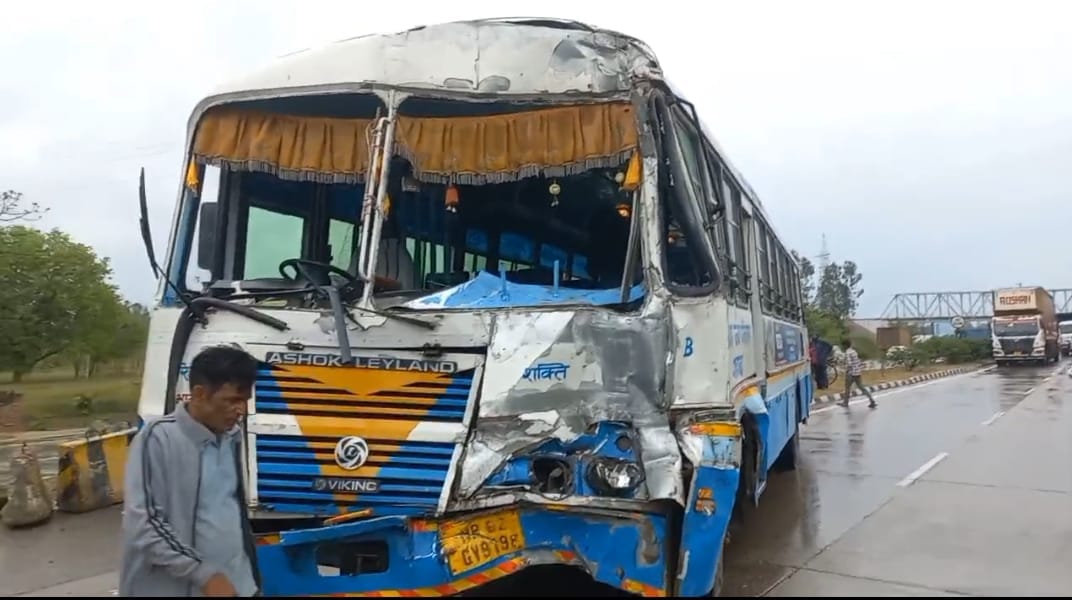 Truck loaded with cylinders overturns on highway, six injured
