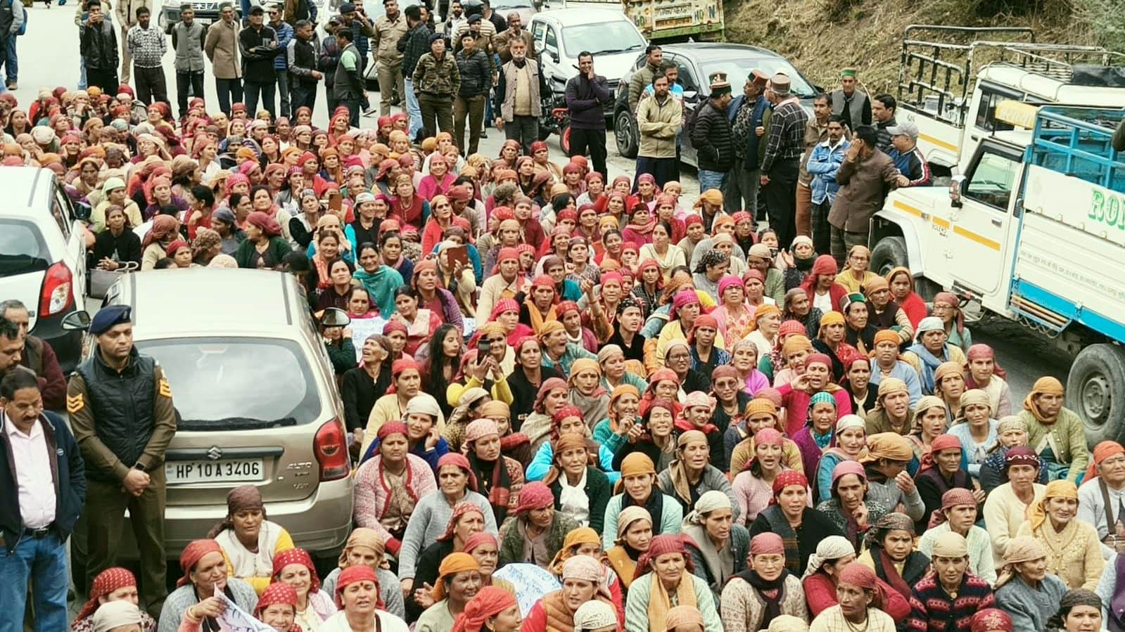 दत्तनगर में दूध की पेमेंट न मिलने को लेकर दुग्ध उत्पादक संघ ने किया चक्का जाम। संवाद 