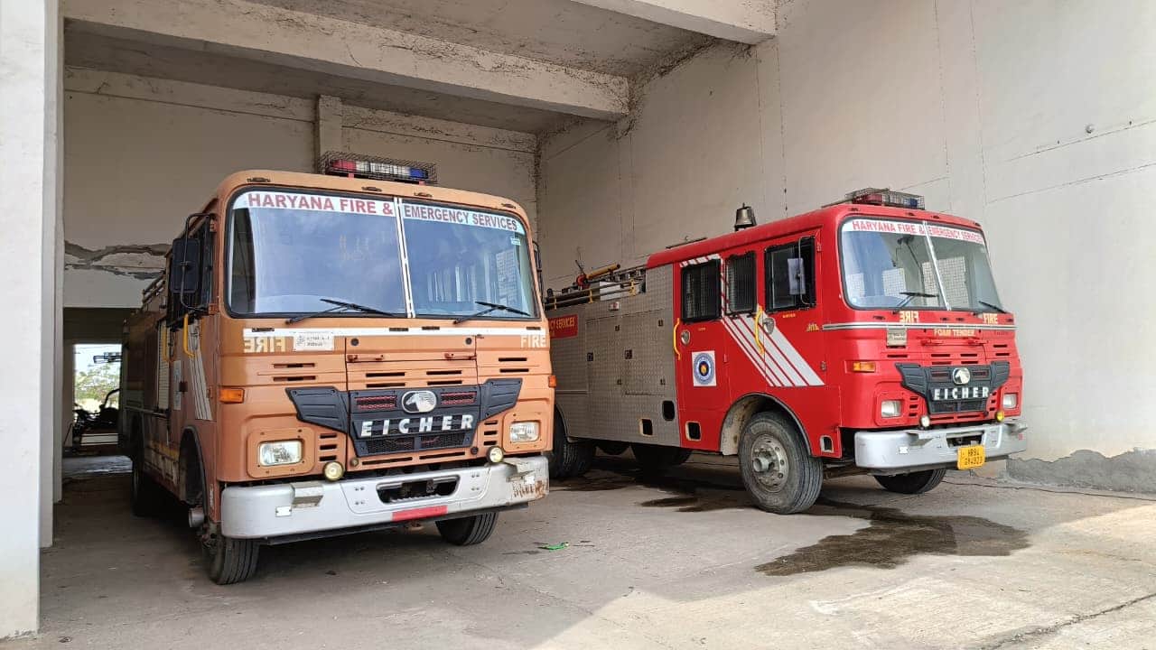 दादरी स्थित फायर स्टेशन में खड़ी गाड़ियां। 