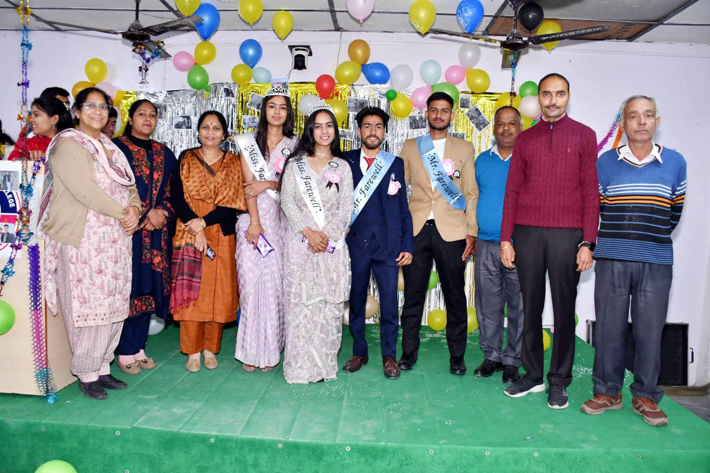 धनेटा महाविद्यालय में विदाई समारोह के दौरान विद्यार्थी प्राध्यापकों के साथ। स्रोत संस्थान