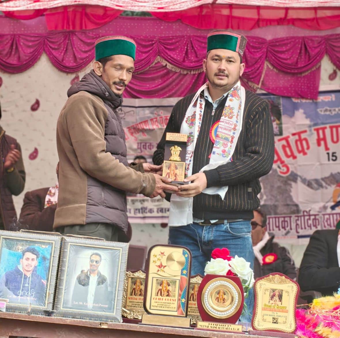 धारला में कुलभूषण एवं पंकज मेमोरियल क्रिकेट प्रतियोगिता का शुभारंभ करते मुख्यातिथि। संवाद