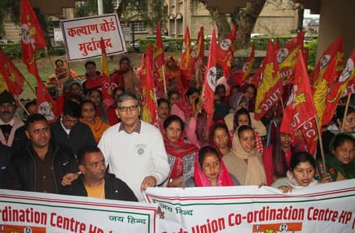 धर्मशाला के उपायुक्त कार्यालय के बाहर मांगों के लिए धरना प्रदर्शन करते हुए ट्रेड यूनियन कॉडिनेश