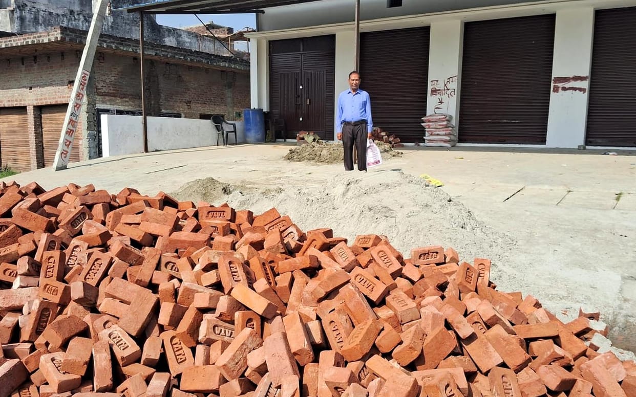 Attempt to Encroach Upon Plot, Including Shops; Police Drive Intruders Away