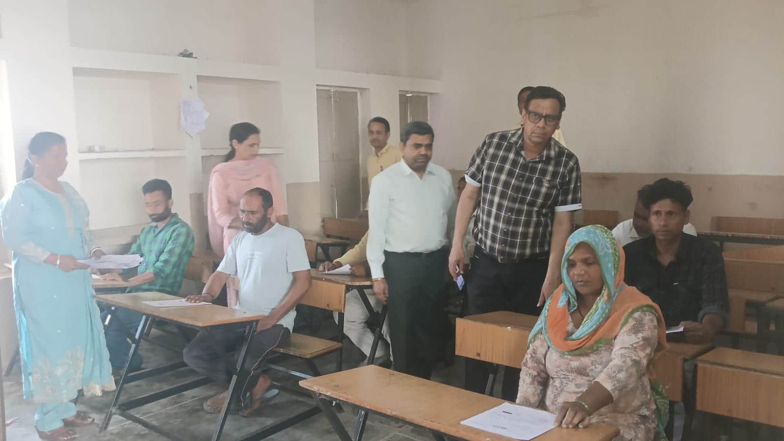 उल्लास परीक्षा के दौरान जांच करते फ्लाइंग टीम के सदस्य।  संवाद 