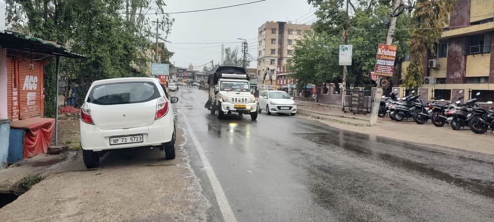 ऊना में आज रविवार को दोपहर के समय हल्की बारिश के दौरान मौसम हुआ सुहावना।संवाद