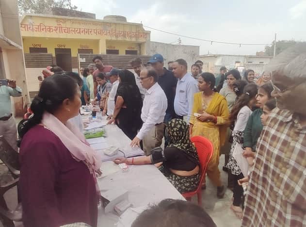 विजयगढ़ के मेगा हेल्थ शिविर में लगी मरीजों की कतार 