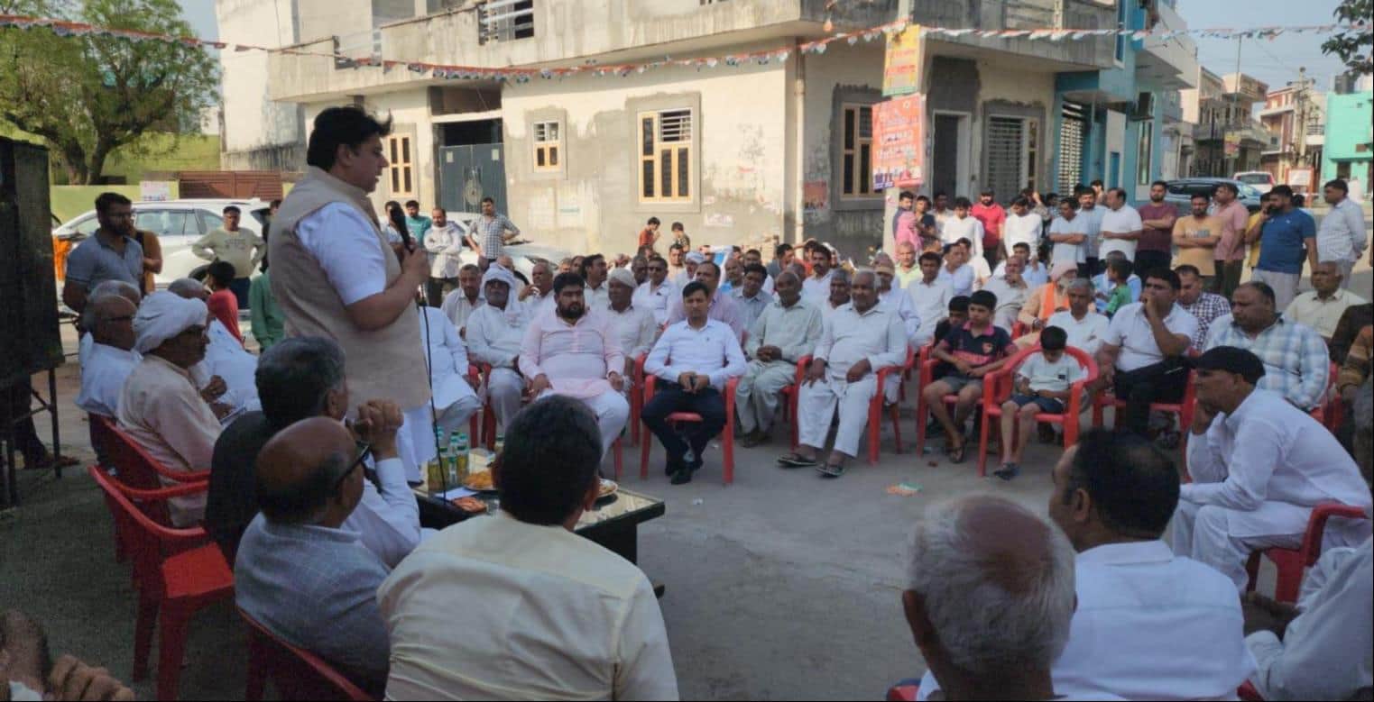 वार्ड-9 में आयोजित सभा को    संबोधित करते कांग्रेस के जिला अध्यक्ष कमल दिवान। स्रोत : प्रवक्त