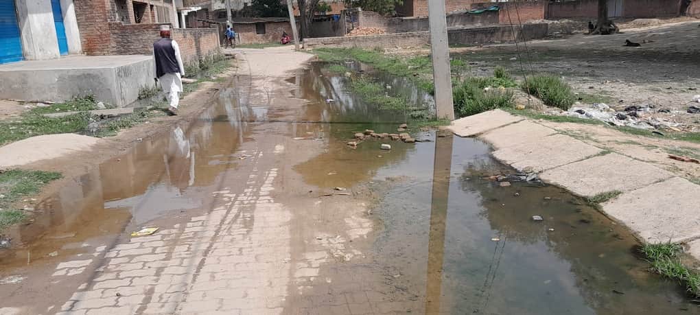 वार्ड नं.10 फकीराबाद में नाली जाम होने की वजह से सड़क पर बहता गंदा पानी- संवाद
